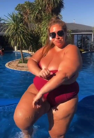 4. Cute Mar Tarres Shows Cleavage in Red Bikini at the Pool and Bouncing Boobs