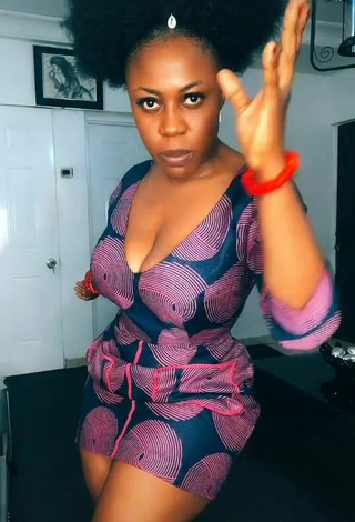 4. Sexy Lilly Chioma Shows Cleavage