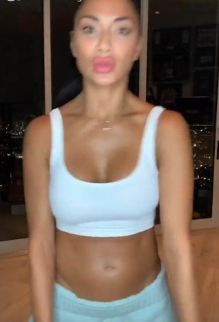 2. Sultry Nicole Scherzinger Shows Cleavage in White Crop Top and Bouncing Tits