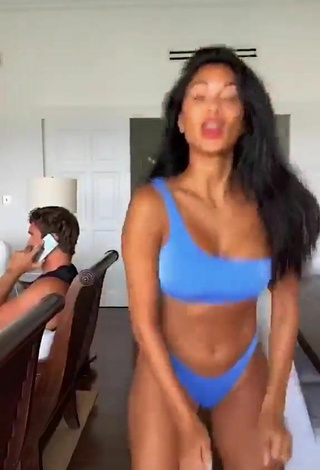 Luscious Nicole Scherzinger Shows Cleavage in Blue Bikini