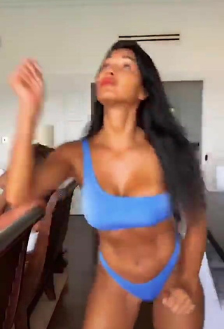 3. Luscious Nicole Scherzinger Shows Cleavage in Blue Bikini