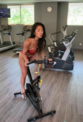 5. Sultry Nicole Scherzinger Shows Cleavage in Brown Bikini in the Sports Club while doing Fitness Exercises