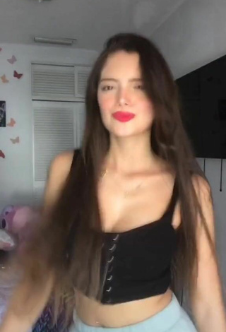 2. Sexy Paola Ruiz Shows Cleavage in Black Crop Top and Bouncing Boobs