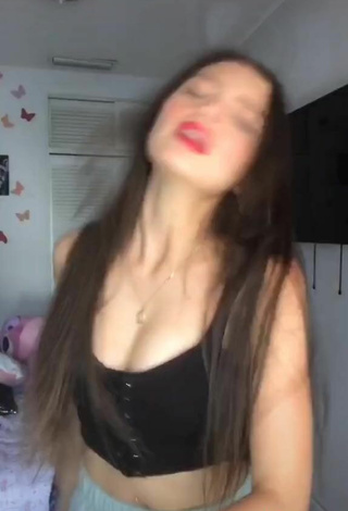 5. Sexy Paola Ruiz Shows Cleavage in Black Crop Top and Bouncing Boobs