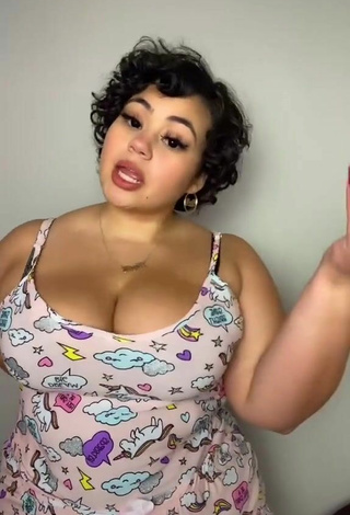 5. Beautiful Phaith Montoya Shows Cleavage and Bouncing Boobs