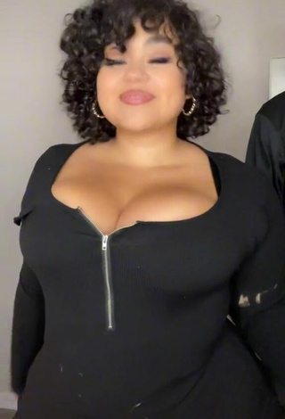 Amazing Phaith Montoya Shows Cleavage and Bouncing Boobs