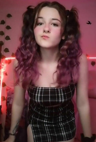 Sexy Ryn GamerGirl Egirl Shows Cleavage in Checkered Crop Top