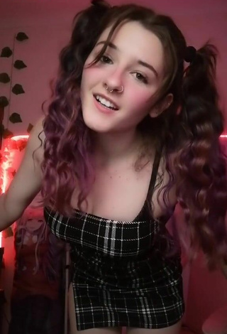 3. Sexy Ryn GamerGirl Egirl Shows Cleavage in Checkered Crop Top