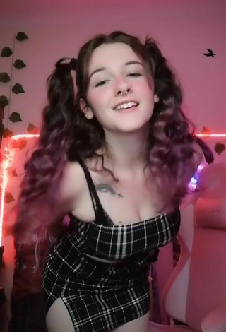 6. Sexy Ryn GamerGirl Egirl Shows Cleavage in Checkered Crop Top