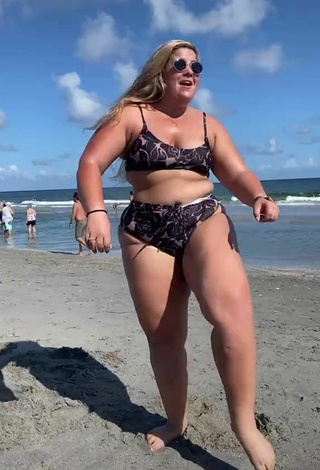 Amazing Sam Paige in Hot Bikini at the Beach and Bouncing Boobs