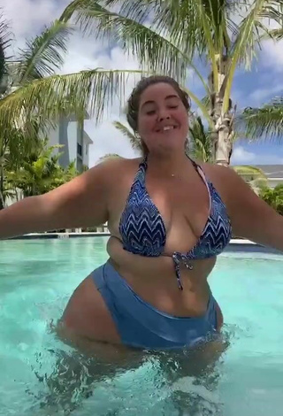 5. Alluring Sam Paige Shows Cleavage in Erotic Bikini at the Pool and Bouncing Boobs