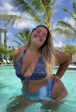 Wonderful Sam Paige Shows Cleavage in Bikini at the Swimming Pool and Bouncing Boobs