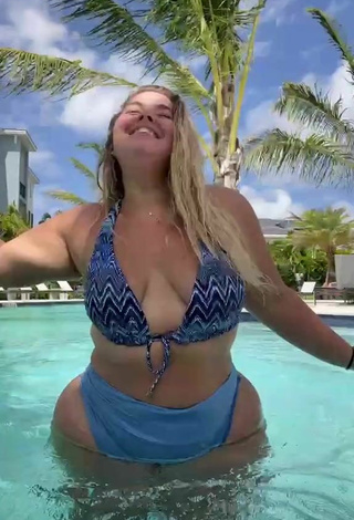 4. Wonderful Sam Paige Shows Cleavage in Bikini at the Swimming Pool and Bouncing Boobs