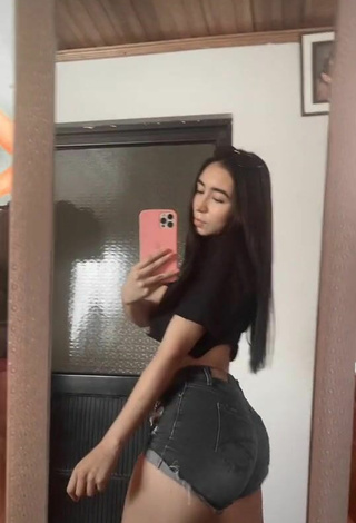 4. Sexy Shailyn Garzón Merchán Shows Big Butt