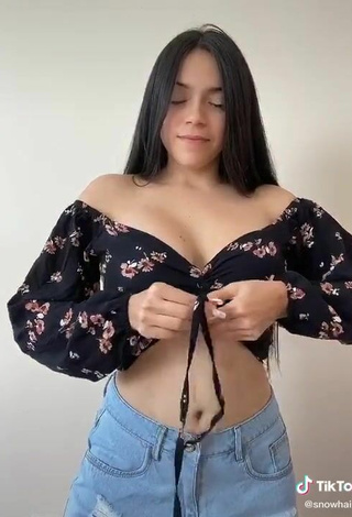 3. Beautiful Hai Shows Cleavage in Sexy Floral Crop Top