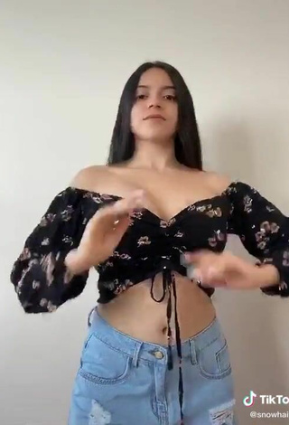 5. Beautiful Hai Shows Cleavage in Sexy Floral Crop Top