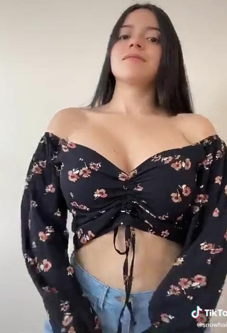 6. Beautiful Hai Shows Cleavage in Sexy Floral Crop Top