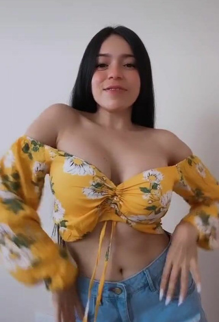 6. Sexy Hai Shows Cleavage in Floral Crop Top