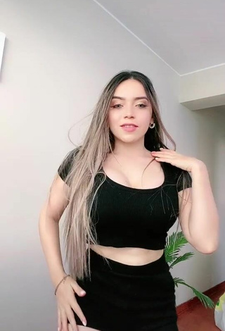 2. Erotic Hai Shows Cleavage in Black Crop Top