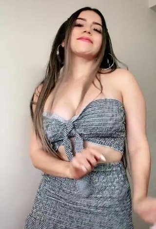 2. Breathtaking Hai Shows Cleavage in Grey Crop Top while Twerking