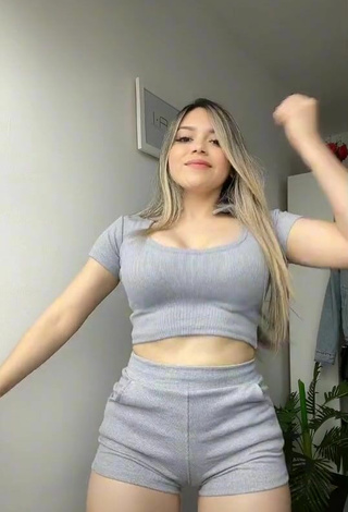 Cute Hai Shows Cleavage in Grey Crop Top while Twerking