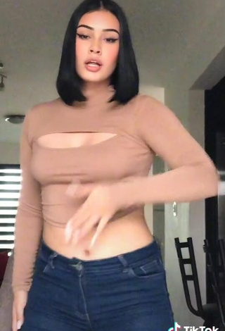 3. Beautiful Valeria Figueroa Shows Cleavage in Sexy Beige Crop Top