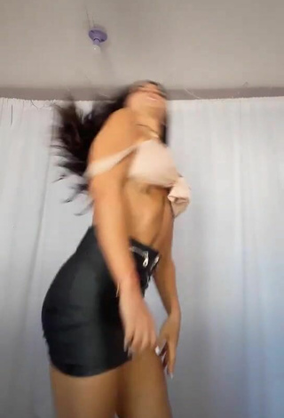 3. Titillating Violetta Ortiz in Beige Crop Top while Twerking