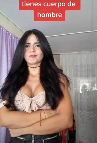 4. Sweet Violetta Ortiz Shows Cleavage in Cute Beige Crop Top and Bouncing Boobs