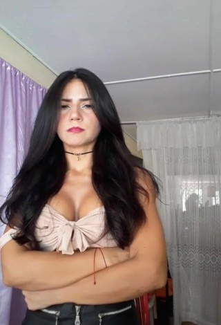 5. Sweet Violetta Ortiz Shows Cleavage in Cute Beige Crop Top and Bouncing Boobs