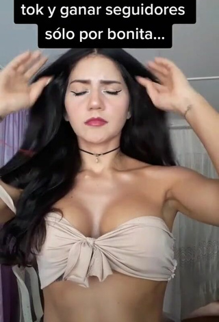 3. Wonderful Violetta Ortiz Shows Cleavage in Beige Crop Top