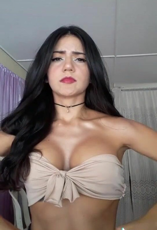 5. Wonderful Violetta Ortiz Shows Cleavage in Beige Crop Top