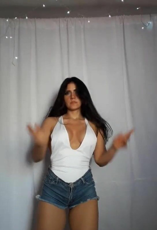 4. Sweetie Violetta Ortiz Shows Cleavage in White Top while Twerking