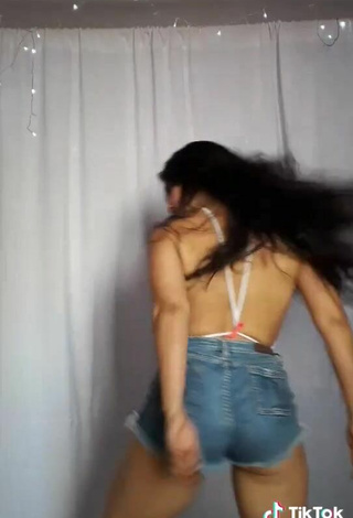 6. Sweetie Violetta Ortiz Shows Cleavage in White Top while Twerking