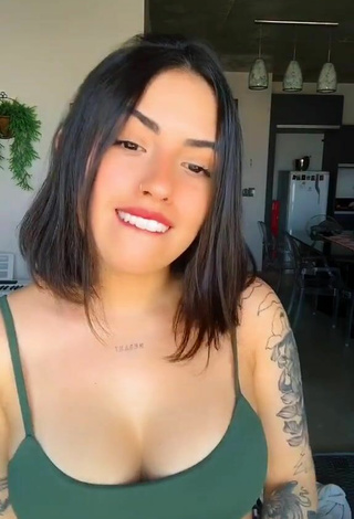 3. Sexy Vitoria Marcilio Shows Cleavage in Green Crop Top and Bouncing Boobs