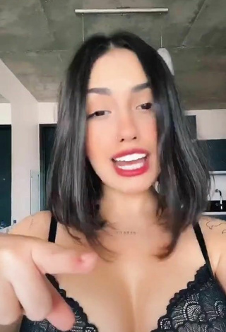 3. Sexy Vitoria Marcilio Shows Cleavage in Black Bra