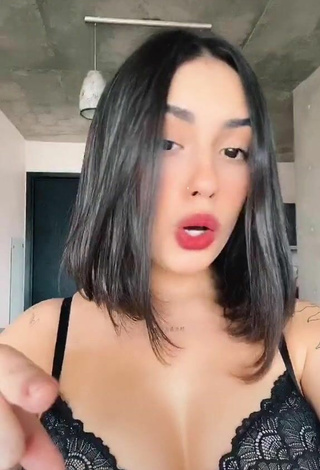 4. Sexy Vitoria Marcilio Shows Cleavage in Black Bra