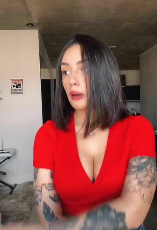 4. Sweet Vitoria Marcilio Shows Cleavage in Cute Red Crop Top