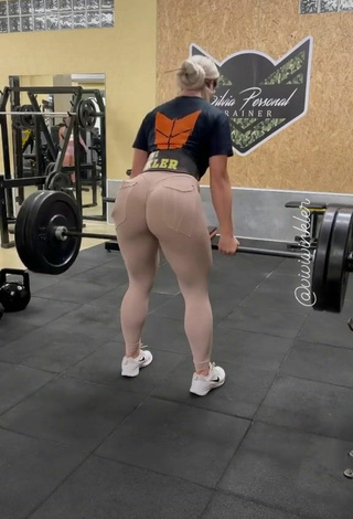 6. Fine Vivi Winkler Shows Big Butt in the Sports Club