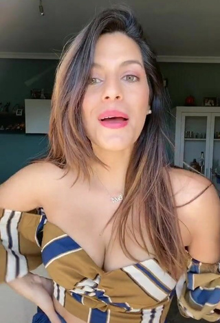 4. Titillating Paola Shows Cleavage in Crop Top