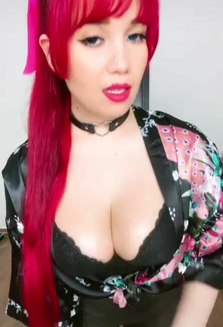 4. Fine Katherine Cal Afú Shows Cleavage and Bouncing Boobs