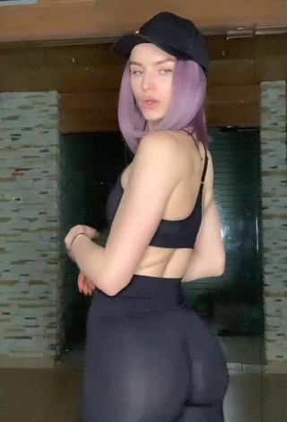 Cute Zava_ly Shows Butt