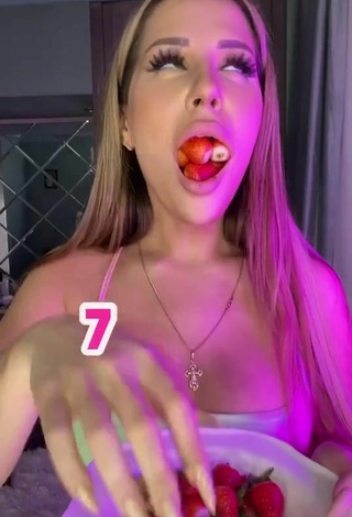 6. Sexy MIRAVI Shows Cleavage