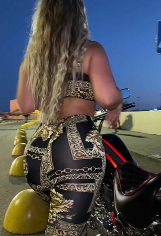 Alluring MIRAVI Shows Big Butt