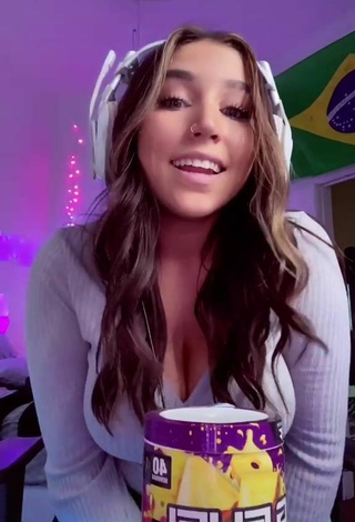 5. Sexy Tyla Decker Shows Cleavage