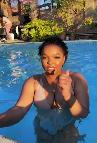 Sultry agbodoll7 Shows Cleavage in Swimsuit at the Pool