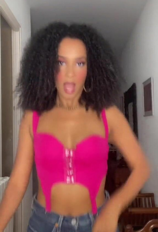 4. Beautiful Aina da Silva Shows Cleavage in Sexy Pink Crop Top