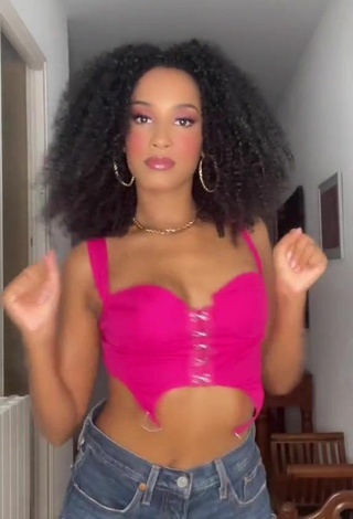 5. Beautiful Aina da Silva Shows Cleavage in Sexy Pink Crop Top