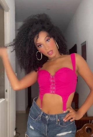 Sweetie Aina da Silva Shows Cleavage in Pink Crop Top