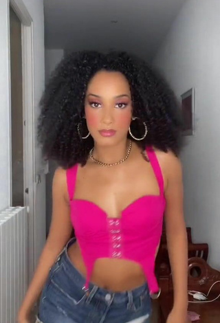 Hot Aina da Silva Shows Cleavage in Pink Crop Top