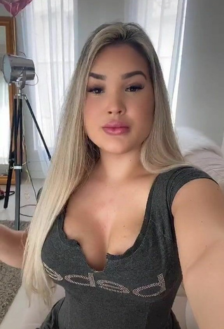 Alannis Proença Shows her Erotic Cleavage